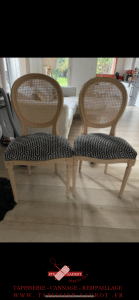 Restauration complète de deux chaises à Mantes-la-Jolie (78200) : le dossier et l’assise ont été entièrement refaits en cannage traditionnel, puis recouverts d’un tissu noble et élégant, choisi avec soin pour s’accorder au style d’origine. Le cloutage décoratif apporte une finition raffinée, tandis que le rembourrage, entièrement refait à la main, garantit un confort durable. Un travail artisanal qui redonne vie et caractère à ce mobilier unique.