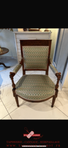 Restauration complète d’un fauteuil Empire en noyer blond du XIXᵉ siècle, réalisé à Buchelay (78200, Yvelines). Le capitonnage a été entièrement refait avec des méthodes traditionnelles, redonnant à la pièce tout son confort et son élégance d’époque. Un travail artisanal minutieux qui met en valeur le bois noble et l’histoire de ce fauteuil unique.