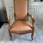 Fauteuil Voltaire 1 Réfection complète fauteuil style voltaire Simili-cuir fournis par nos soins fonda-cognac Finition clouté Saint-Germain-En-Laye 78100