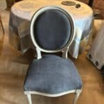 Tapissier matelassier dans les Yvelines, Hauts-de-Seine et Val-d’Oise 1 Rénovation d’une chaise médaillon Louis XVI – Tissu Amara 83963-52 Tourbe
