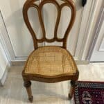 Tapissier ile de France paris 7 Restauration de chaise – Cannage 6 fils traditionnel Voici une belle chaise en bois que nous venons de restaurer avec un cannage 6 fils traditionnel, réalisé entièrement à la main. Le travail a été enlevé et livré à Croissy-sur-Seine (78290, Yvelines), avec le plus grand soin.