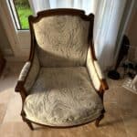 Tapissier ile de France paris 6 Réfection complète d’un fauteuil ancien – Livraison à Pontoise (95300, Val-d’Oise)