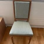 Tapissier matelassier dans les Yvelines, Hauts-de-Seine et Val-d’Oise 3 Réfection complète d’une élégante chaise de style Louis XVI, remise à neuf dans notre atelier.